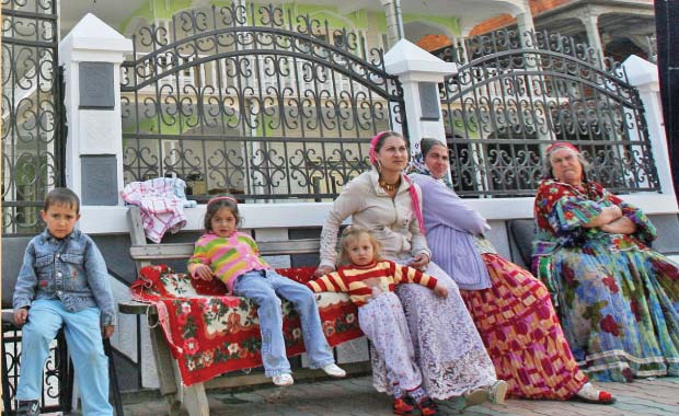 Una din anomaliile actualei legislaţii: ajutoare sociale pentru oameni cu palate  